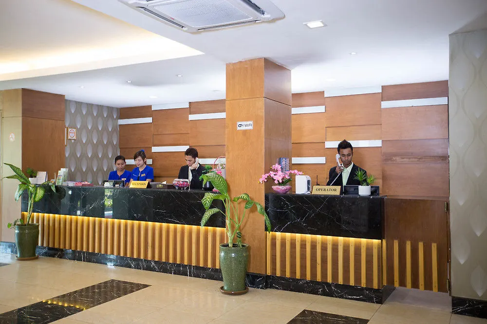 Uptown Hotel Yangon 3*,