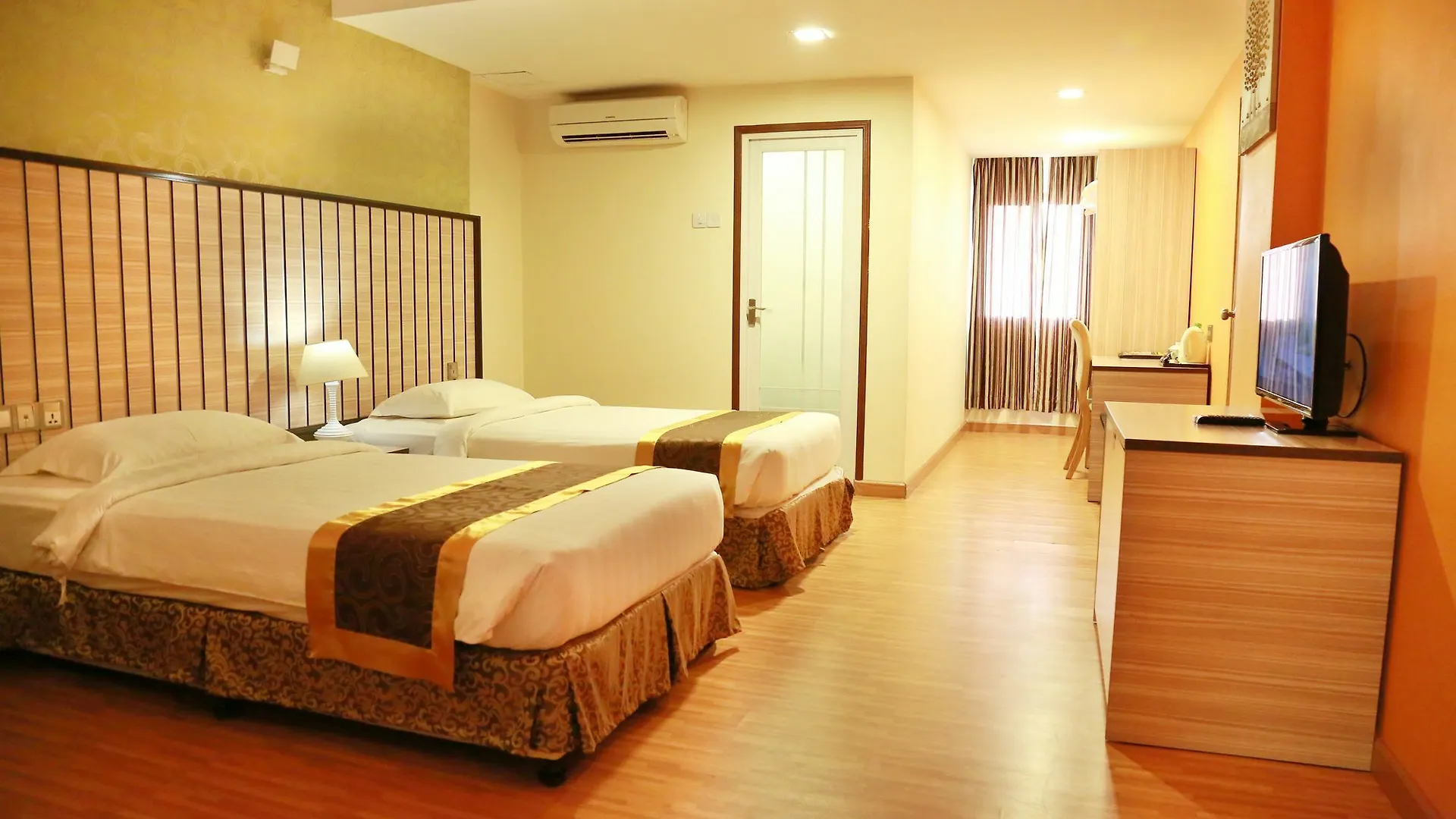 Uptown Hotel Yangon 3*,